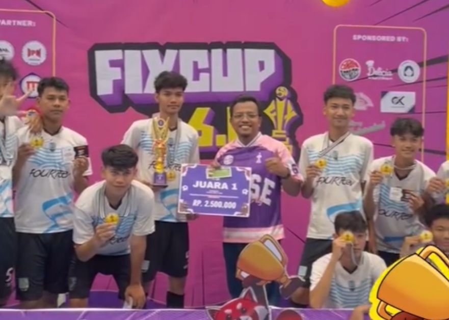 Penyerahan Piala dan Medali Juara 1 SMA/SMK kepada SMAN 14 Semarang